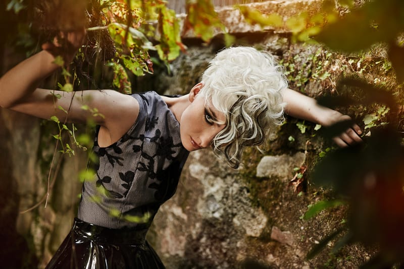 Model mit platinblonder Kurzhaarfrisur aus der Great-Lengths-Kampagne