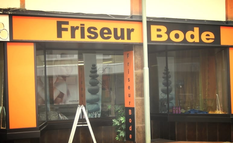 Schaufenster von Friseur Bode in der Ferbachstraße 6 in Höhr-Grenzhausen