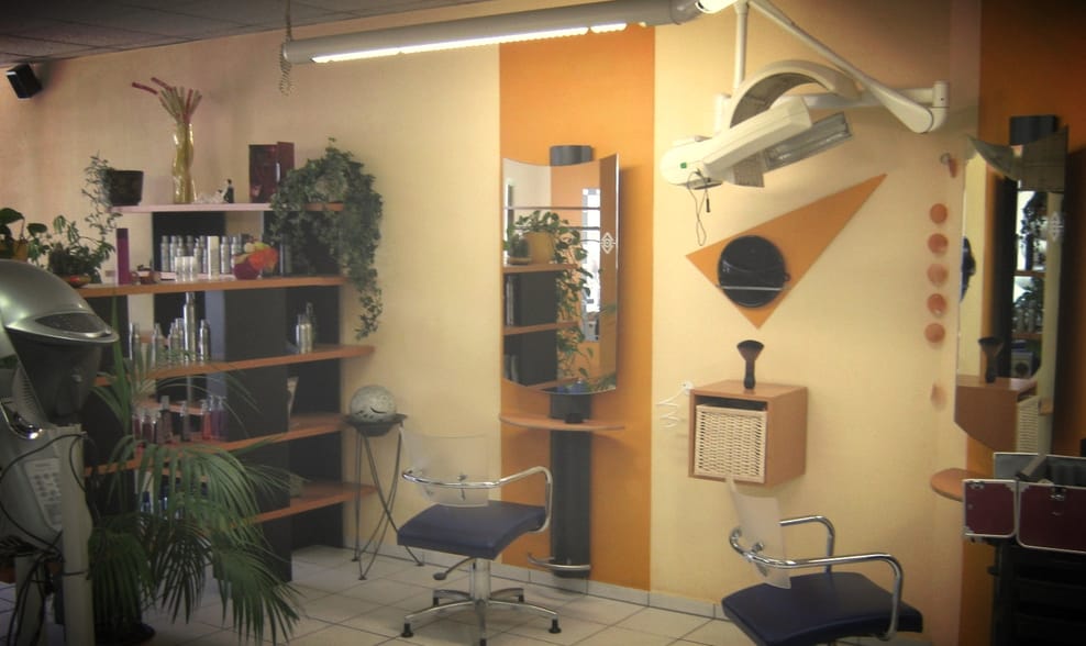 Bedienplätze mit Spiegeln im Salon Höhr-Grenzhausen