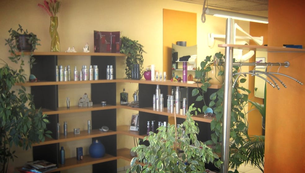 Produktregal im Salon Höhr-Grenzhausen