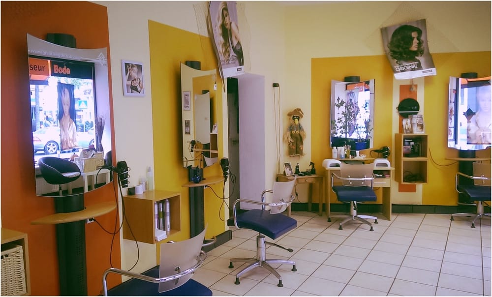 Bedienplätze mit Spiegeln im Salon Koblenz
