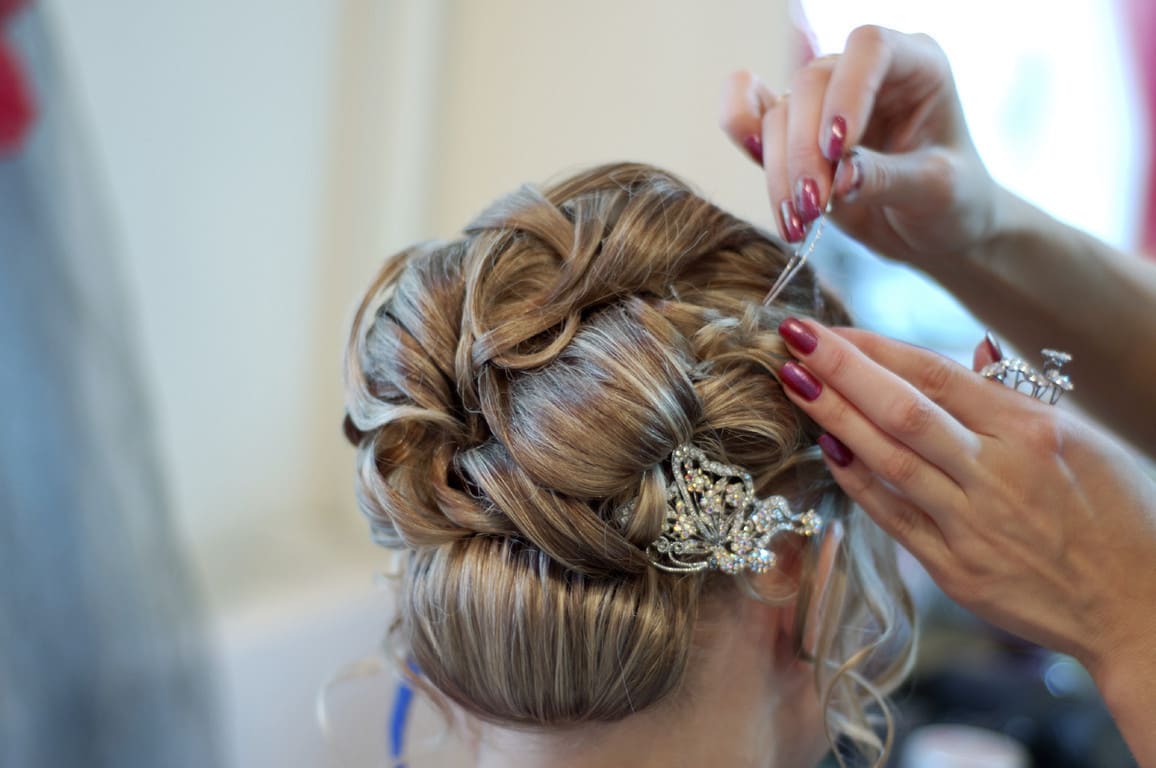 Festliche Hochsteckfrisur mit Haarschmuck