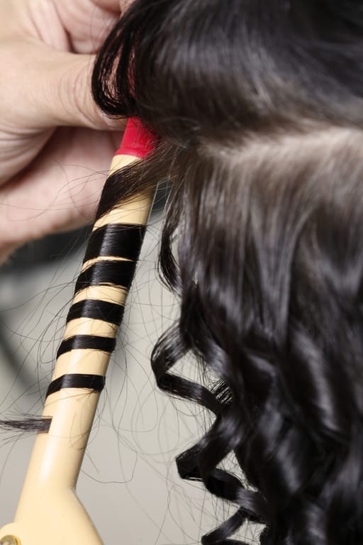 Locken werden mit dem Lockenstab geformt