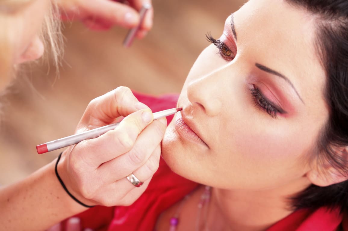 Make-up wird mit einem Konturenstift aufgetragen